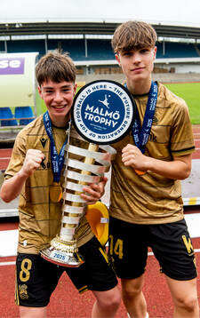 Real Sociedads Markel Oiarzabal och Pedro Ibanez jublar
