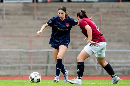 LA Breakers Ava Penn och Sparta Prahas Eliska Kryslova