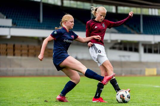 LA Breakers Maya Hivley och Sparta Prahas Klara Klouckova