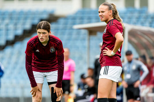 Sparta Prahas Viktorie Joskova och Ema Hruba deppar