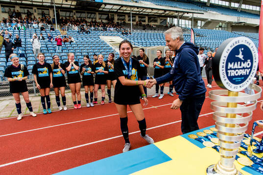 LA Breakers spelare tar emot guldmedaljerna av Per Ågren