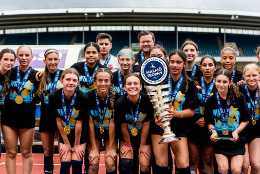 LA Breakers spelare tar emot pokalen