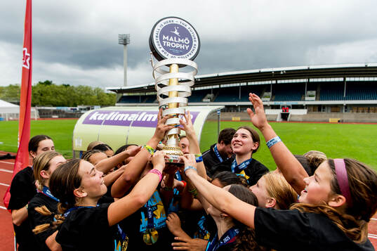 LA Breakers spelare tar emot pokalen