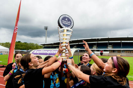 LA Breakers spelare tar emot pokalen
