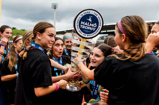 LA Breakers spelare tar emot pokalen