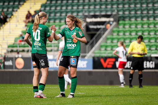 Varbergs Mollie Josefsson och Maja Klasson jublar