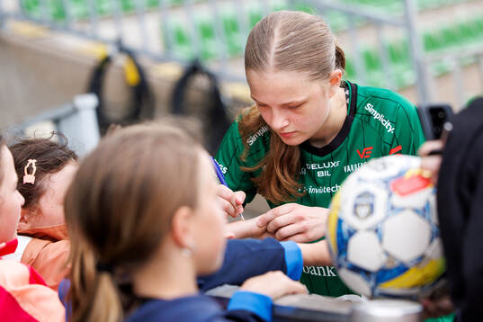 Varbergs Kellie Leppänen skriver autografer