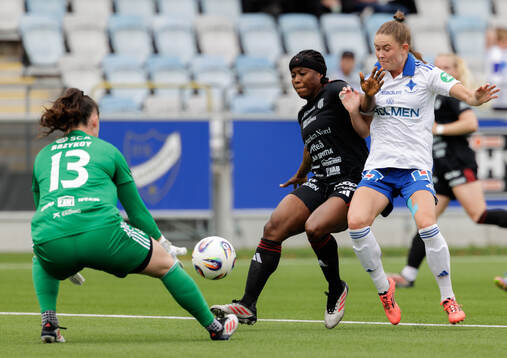 IFK Norrköpings Svea Rehnberg oroar framför Piteås