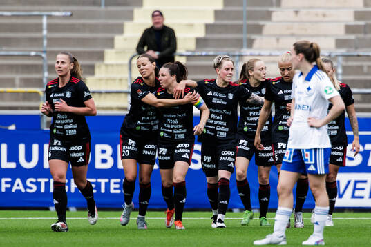 Piteås Josefin Johansson jublar med lagkamrater