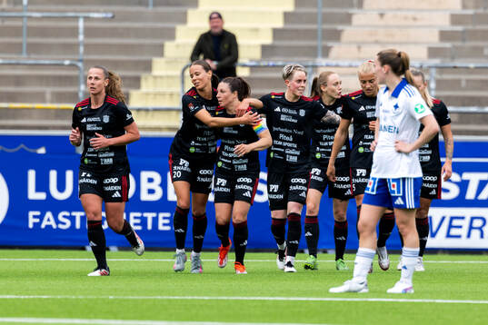 Piteås Josefin Johansson jublar med lagkamrater