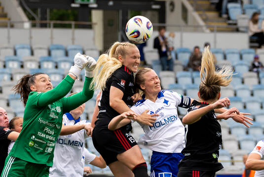 Piteås målvakt Lauren Brzykcy och Maggy Henschler mot IFK