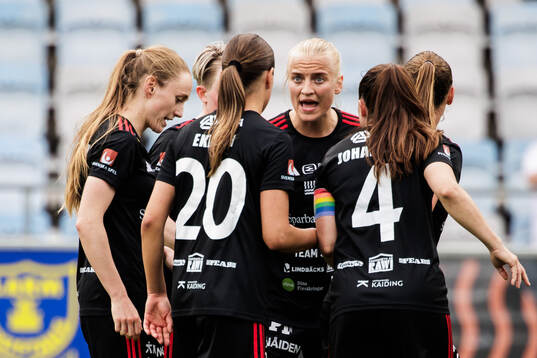 Piteås spelare jublar med Asla Johannesen