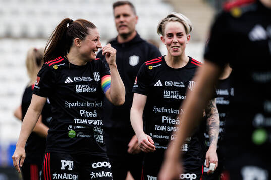 Piteås Josefin Johansson och Cecilia Edlund jublar