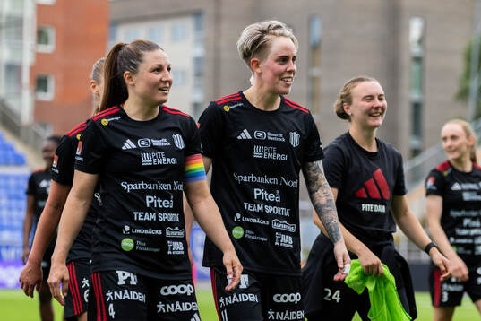 Piteås Josefin Johansson och Cecilia Edlund jublar