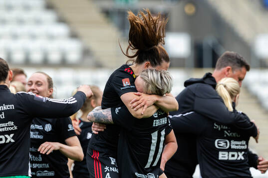 Piteås Josefin Johansson och Cecilia Edlund jublar