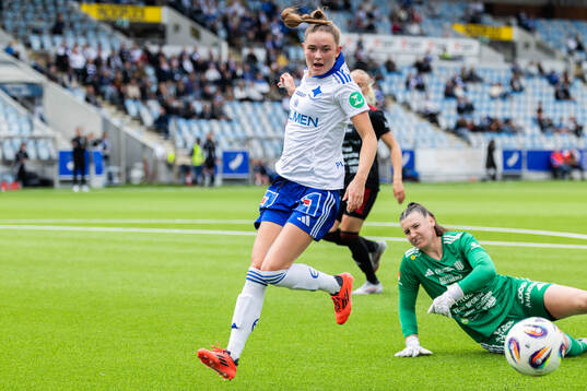 IFK Norrköpings Svea Rehnberg och Piteås målvakt Lauren