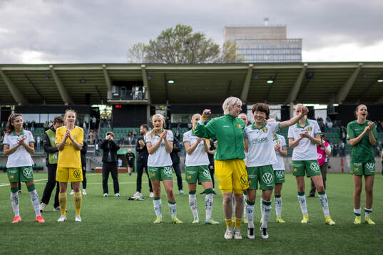 Hammarbys målvakt Moa Edrud och Asato Miyagawa jubalr