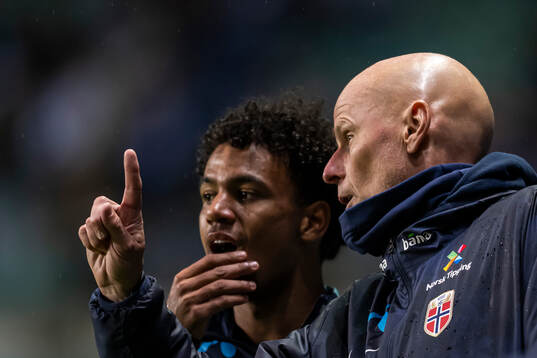 Oscar Bobb and head coach Ståle Solbakken of Norway