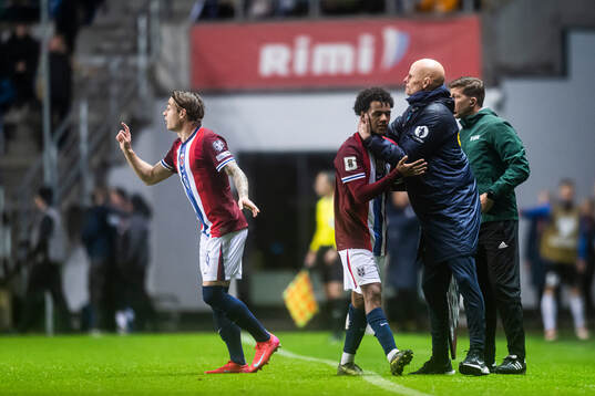 Oscar Bobb and head coach Ståle Solbakken of Norway