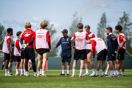 Mikkel Bjørnstad talks to players of the Norwegian
