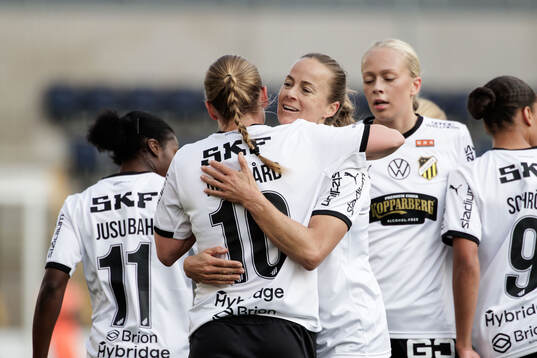 Häckens Anna Anvegård och Aivi Luik jublar