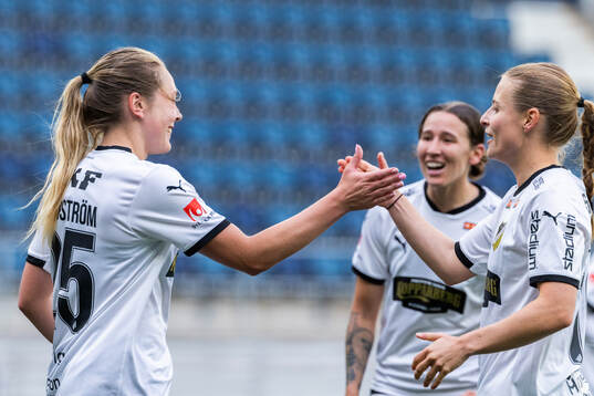 Häckens Alice Bergström och Anna Anvegård jublar