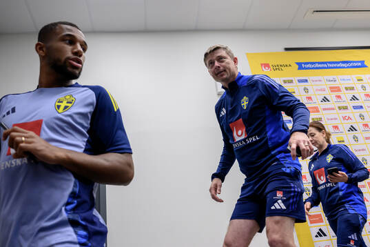 Isak Hien and head coach Jon Dahl Tomasson of the Swedish
