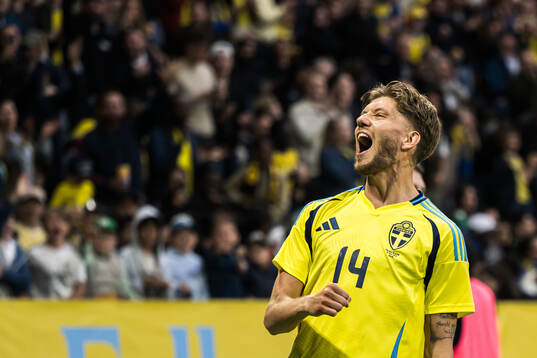 Anton Salétros and Hjalmar Ekdal of Sweden celebrating the