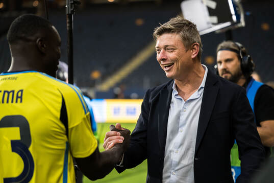 Ken Sema and head coach Jon Dahl Tomasson of Sweden