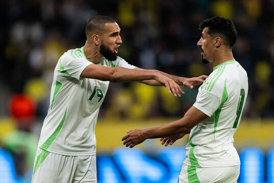 Nabil Bentaleb of Algeria in a discussion with Baghdad