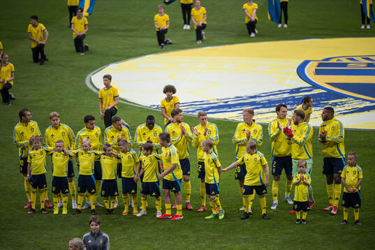 Players of Sweden and mascots