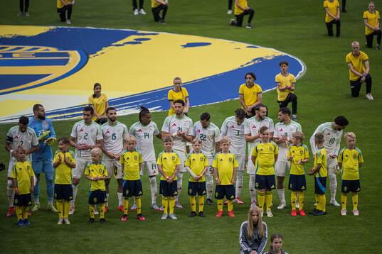 Players of of Algeria and mascots