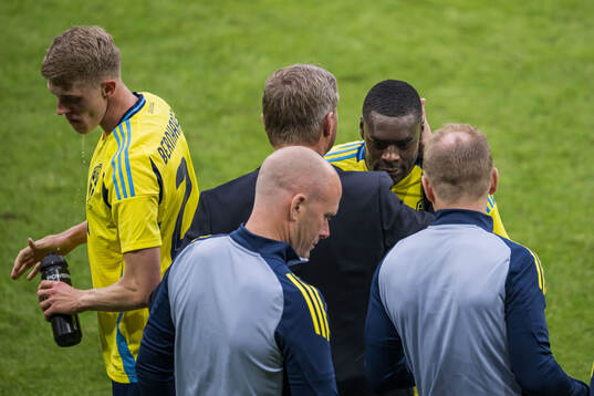 Head coach Jon Dahl Tomasson and Ken Sema of Sweden