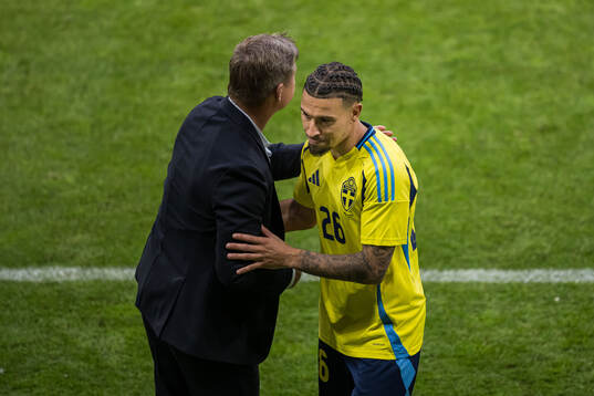 Head coach Jon Dahl Tomasson and Jordan Larsson of Sweden