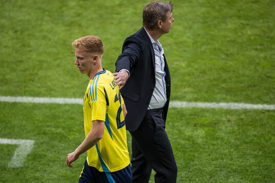 Hugo Larsson and Head coach Jon Dahl Tomasson of Sweden