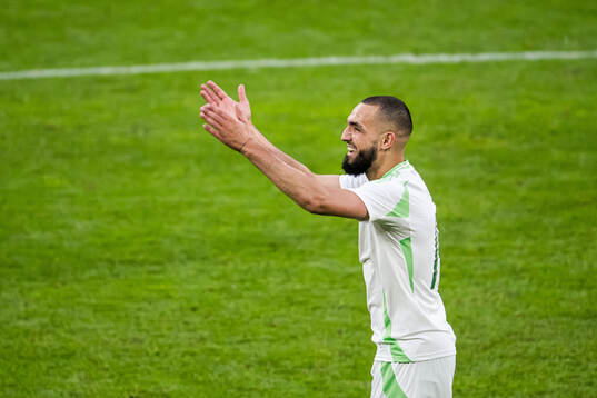 Nabil Bentaleb of Algeria celebrates