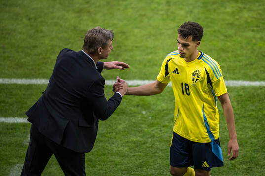 Head coach Jon Dahl Tomasson and Yasin Ayari of Sweden