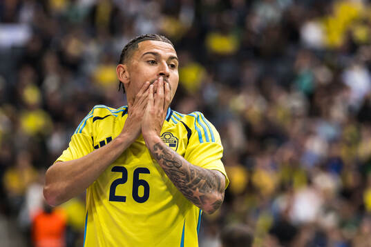 Jordan Larsson of Sweden looks dejected