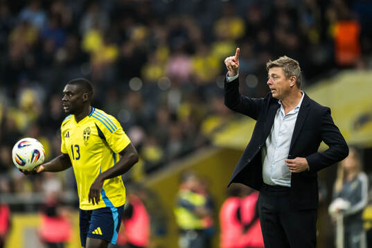 Ken Sema and head coach Jon Dahl Tomasson of Sweden