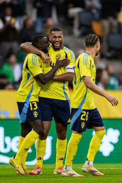 Ken Sema , Isak Hien and Jordan Larsson of Sweden celebrate