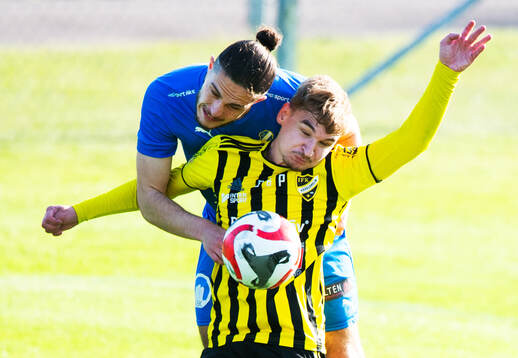 IFK Hässleholms Amir Ramanovski omfamnas ojuste i matchen