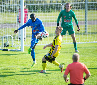 Nosabys Mohammed Mbye rensar i matchen i division 2 mellan