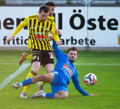 IFK Hässleholms Erjon Rama tacklas i matchen i division 2