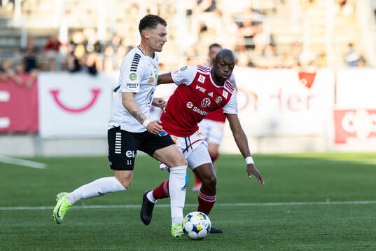 Örebros Samuel Kroon och Sandvikens IFs Moonga Simba