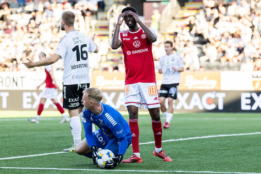 Sandvikens IFs Mohammed Mahammed och Örebros målvakt