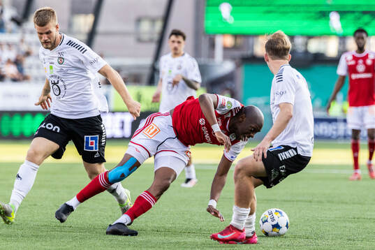 Örebros Hampus Söderström och Sandvikens IFs Moonga Simba