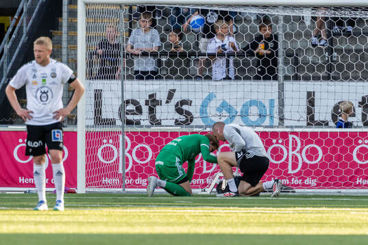 Sandvikens IFs målvakt Hannes Sveijer har ont och får