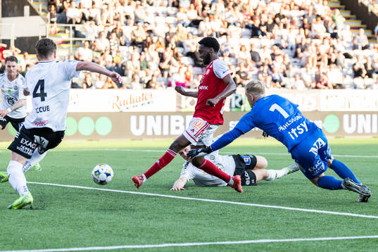 Sandvikens IFs Mohammed Mahammed gör 0-1 bakom Örebros
