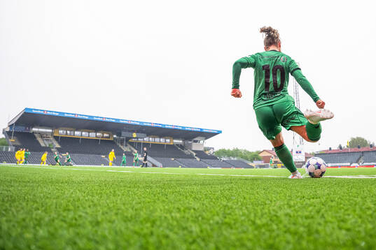 Olaug Tvedten of Vålerenga takes a corner kick