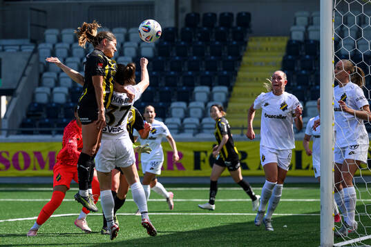 Häckens Mary Caroline Wickenheiser gör 1-0